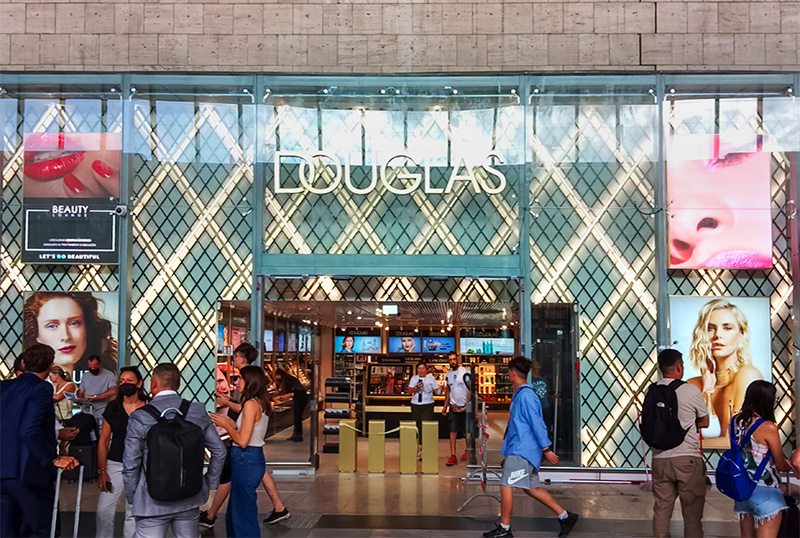 Monitor Digital Signage in una profumeria Douglas