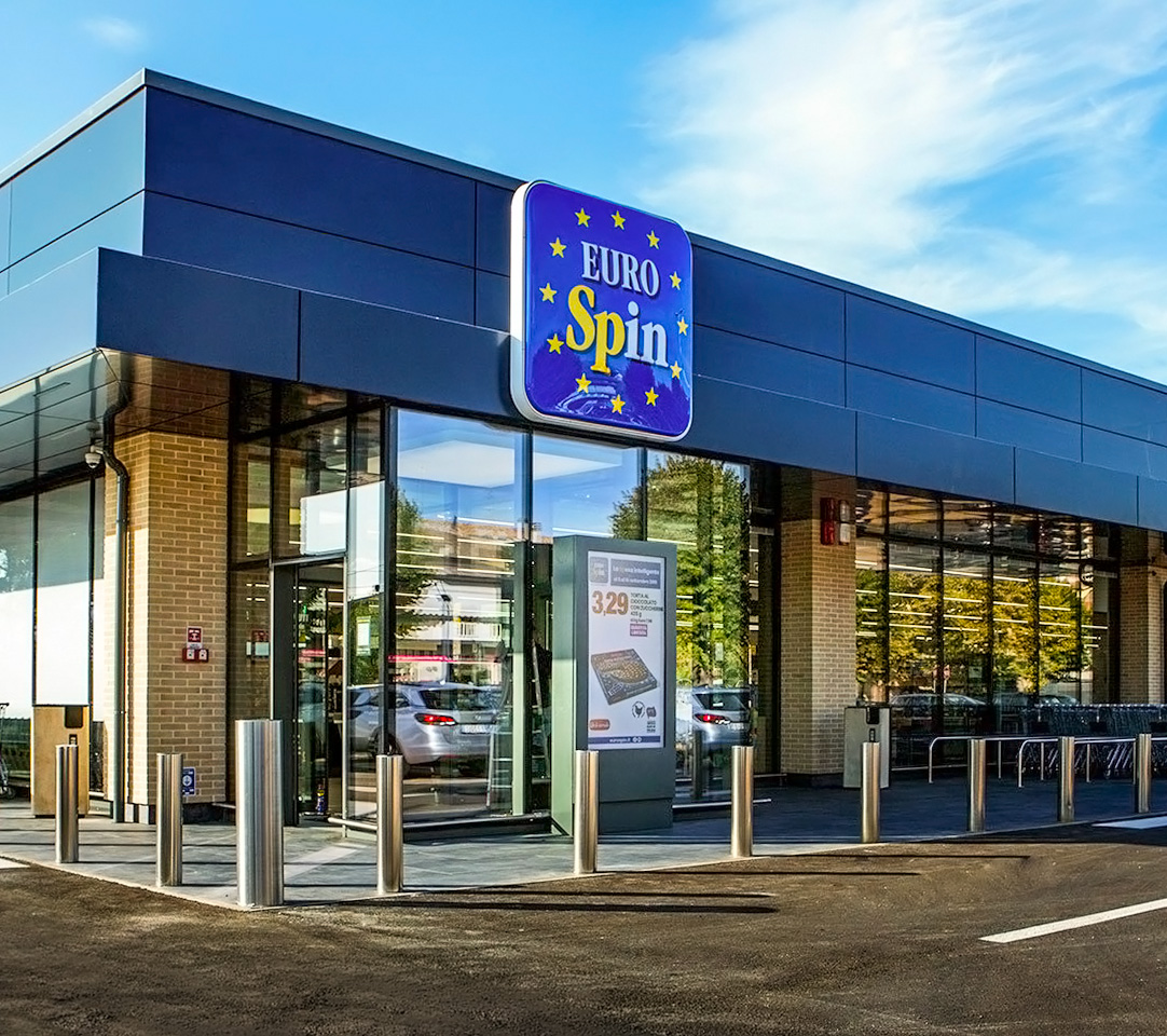 Totem digitali e monitor installati all'ingresso di Eurospin