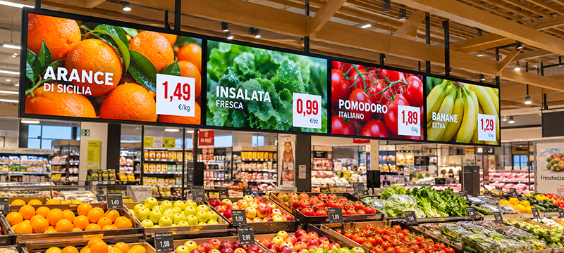 Monitor con offerte nei reparti di un supermercato