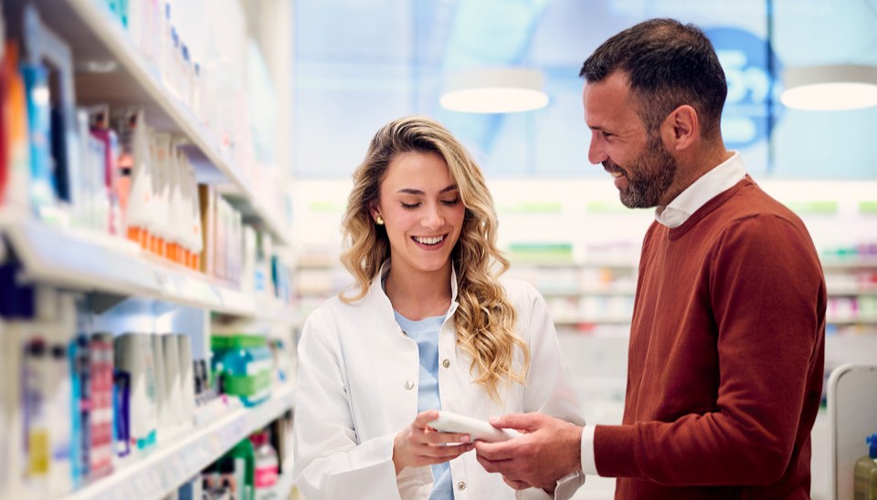 farmacia italiana moderna con farmacista e clienti