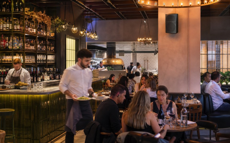ristorante o bar reale durante il servizio con clienti presenti