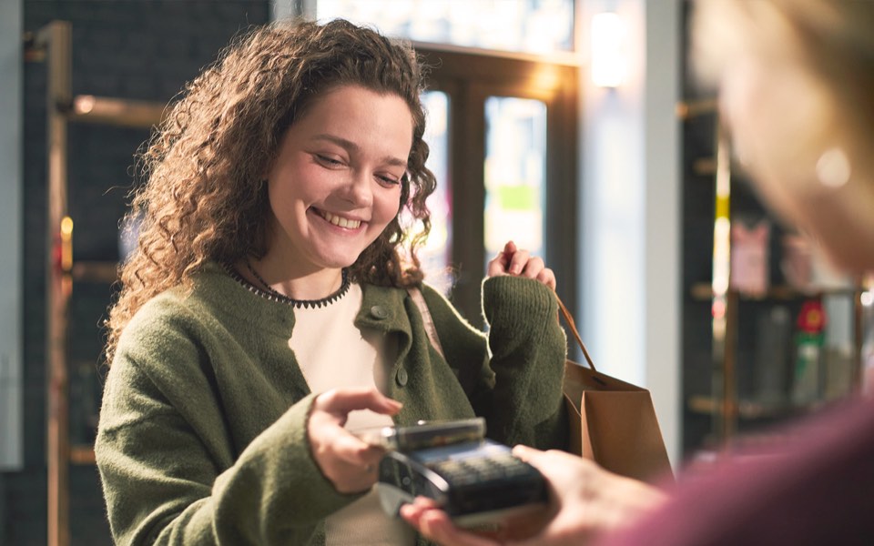 interno di un negozio contemporaneo con clienti e personale