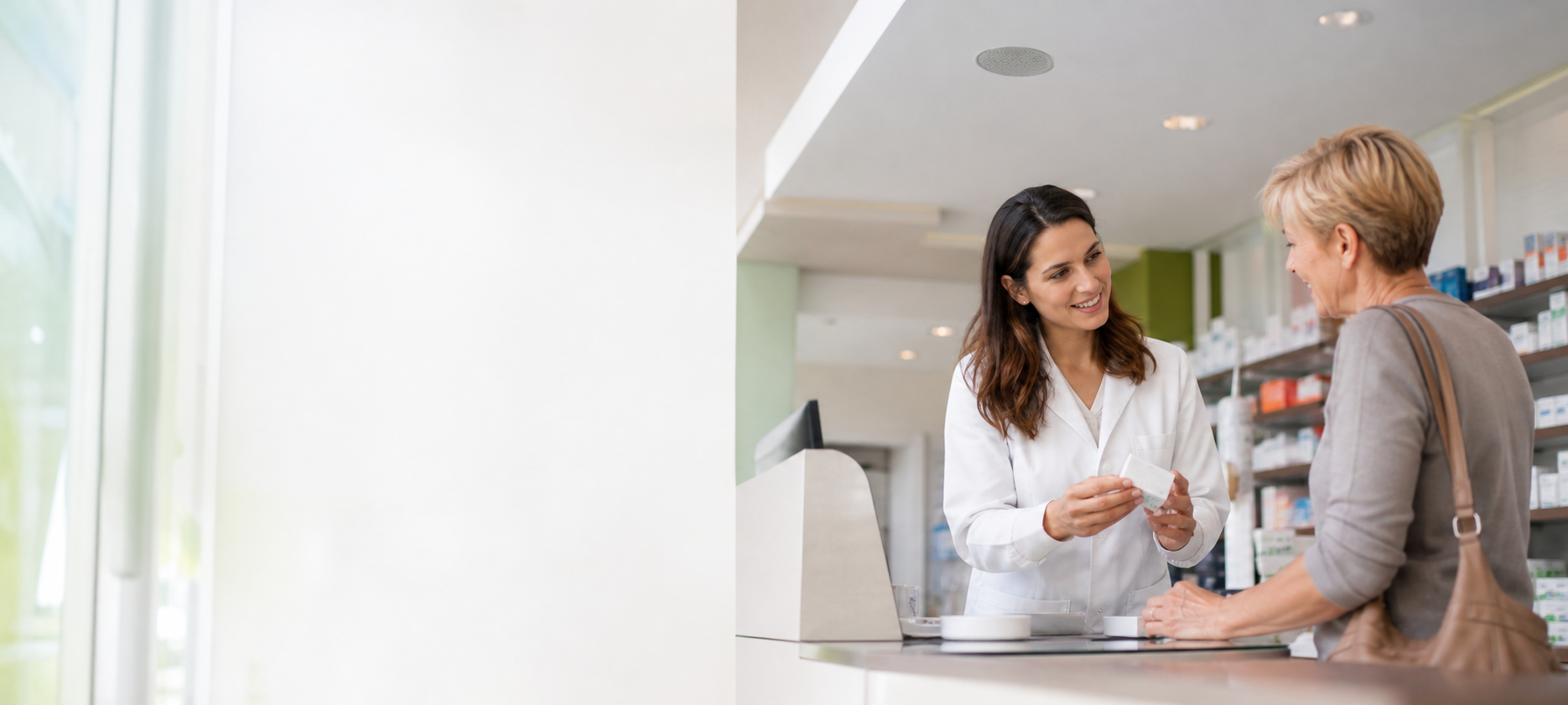 farmacia italiana moderna con farmacista e clienti