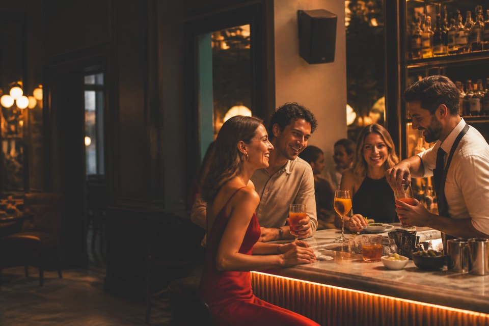 ristorante o bar reale durante il servizio con clienti presenti