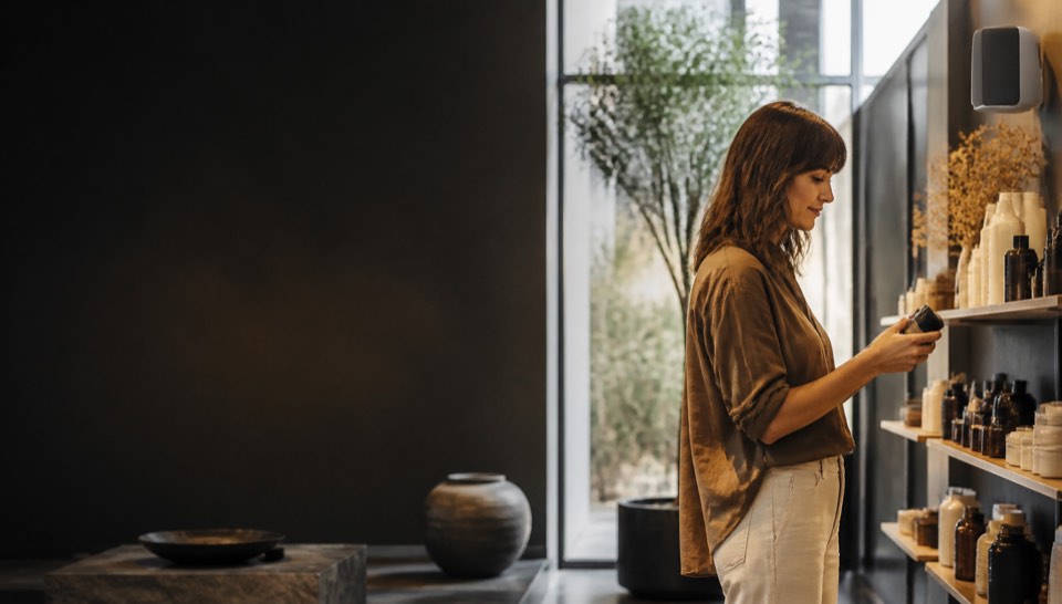 interno di un negozio contemporaneo con clienti e personale