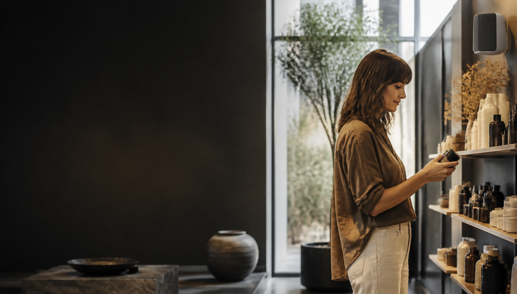 interno di un negozio contemporaneo con clienti e personale